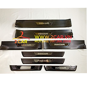Ốp bậc cửa, nẹp bước chân trong, ngoài xe Toyota Innova đời 2017- 2022 vân cacbon cao cấp