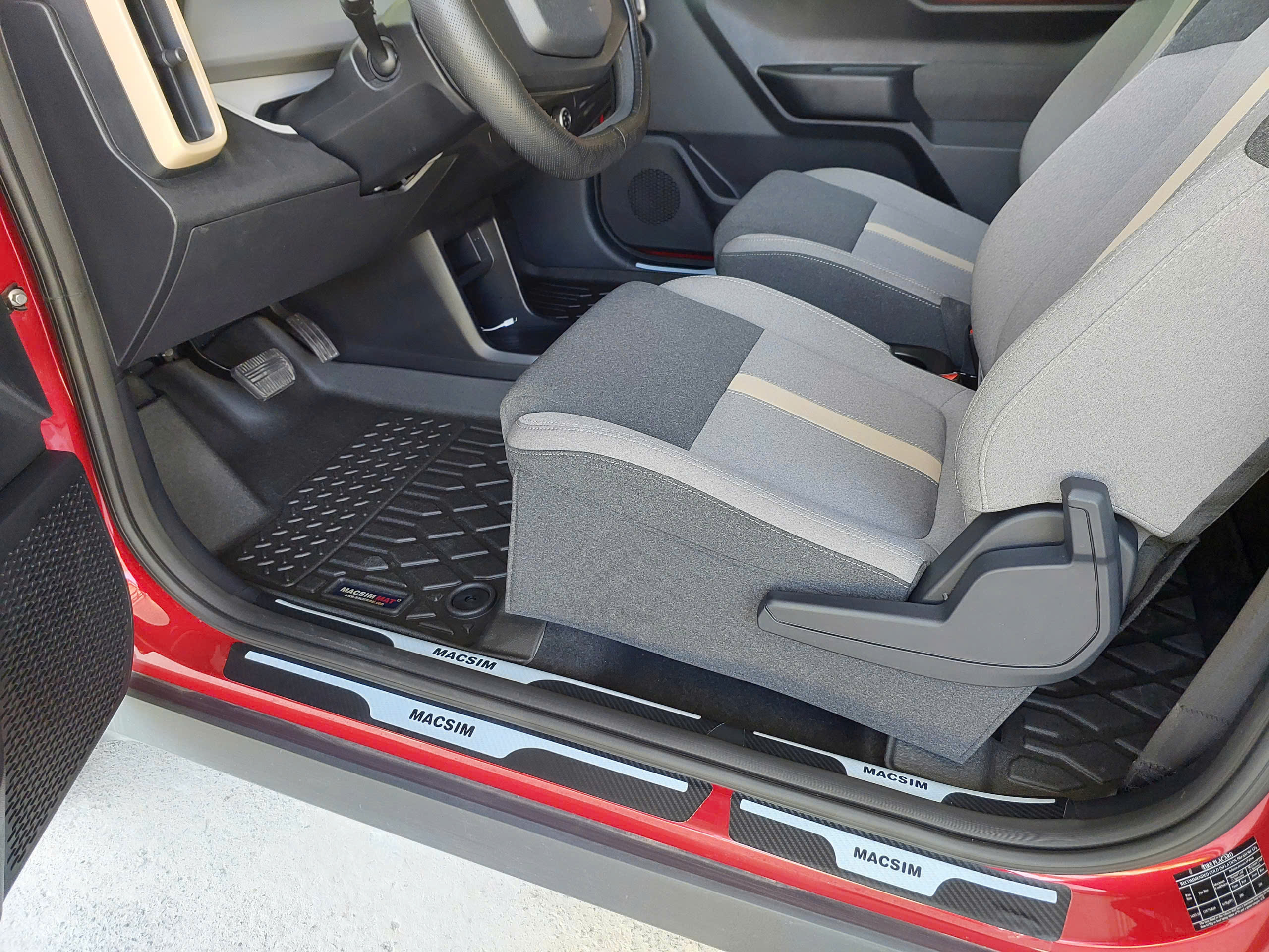 Miếng dán/ decal bảo vệ bậc cửa ô tô – Carbon loại dày – 4 miếng – Chống xước mép cửa cho xe VinFast VF5