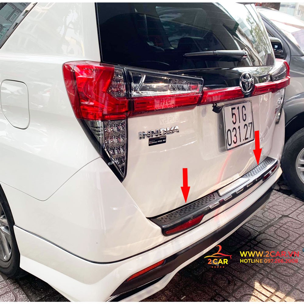 Ốp chống trầy cốp ngoài xe Toyota Innova 2017 - 2022, nhựa 3D cao cấp có phản quang