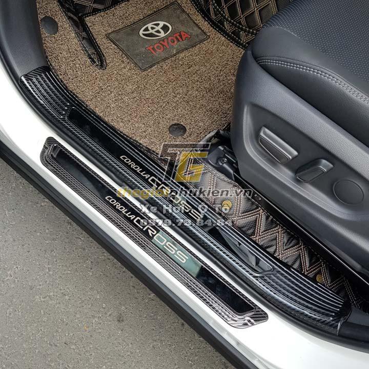 Bộ Ốp bậc cửa, Nẹp bước chân Toyota Corolla Cross 2020 vân Carbon