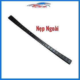Ốp chống trầy cốp Veloz 2022-2023 vân titan bảo vệ cốp sau xe chống va đập