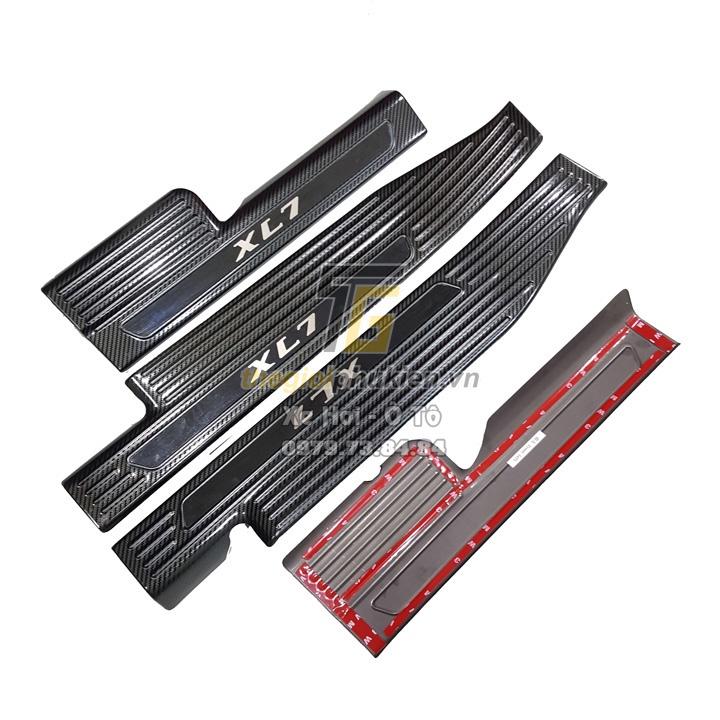 BỘ SẢN PHẨM Nẹp bước chân và ốp chống trầy cốp Suzuki XL7 - Mẫu vân Carbon