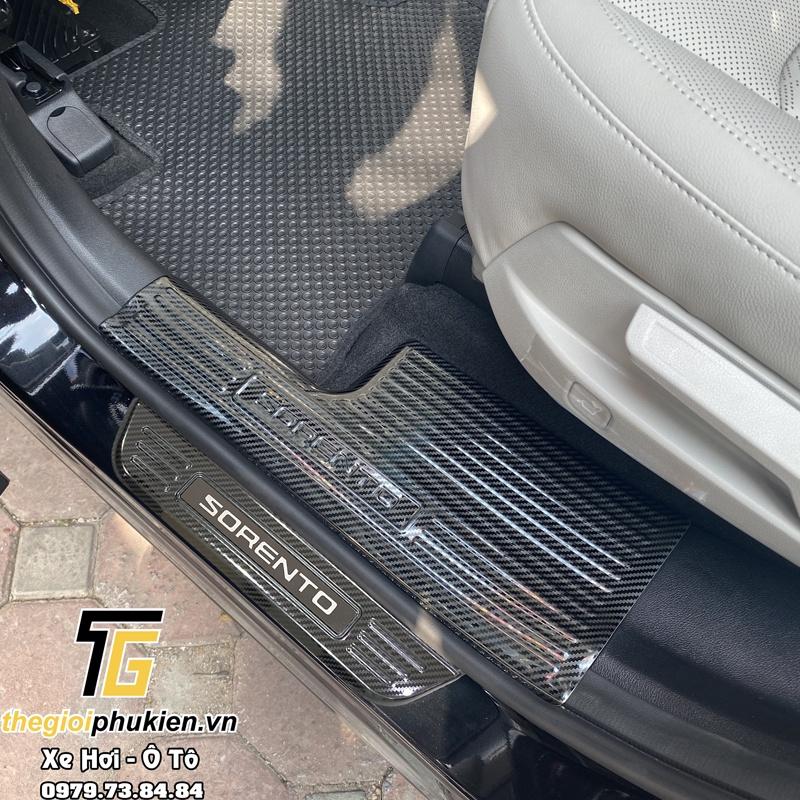 Bộ sản phẩm ỐP BẬC CỐP VÀ BẬC CỬA vân Carbon xe Kia Sorento 2021