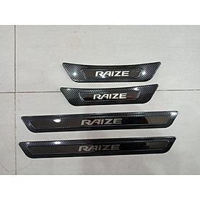 Ốp bậc cửa, nẹp bước chân Carbon xe Toyota Raize 2021 - 2022, Vân cacbon cao cấp