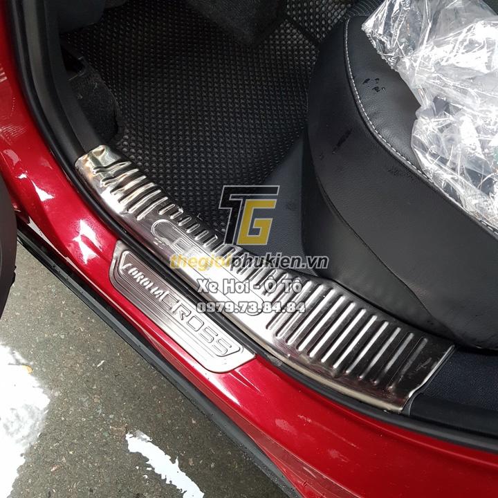 BỘ SẢN PHẨM Nẹp bước chân và ốp chống trầy cốp Toyota Cross - Mẫu Inox