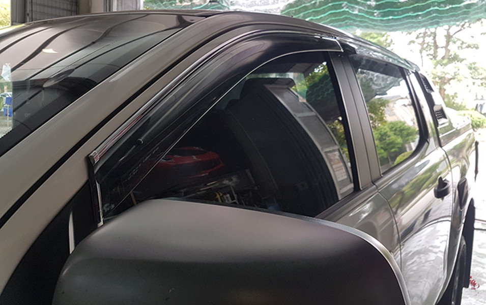 Bộ vè che mưa cao cấp viền INOX dành cho xe Ford Ranger 2013-2019