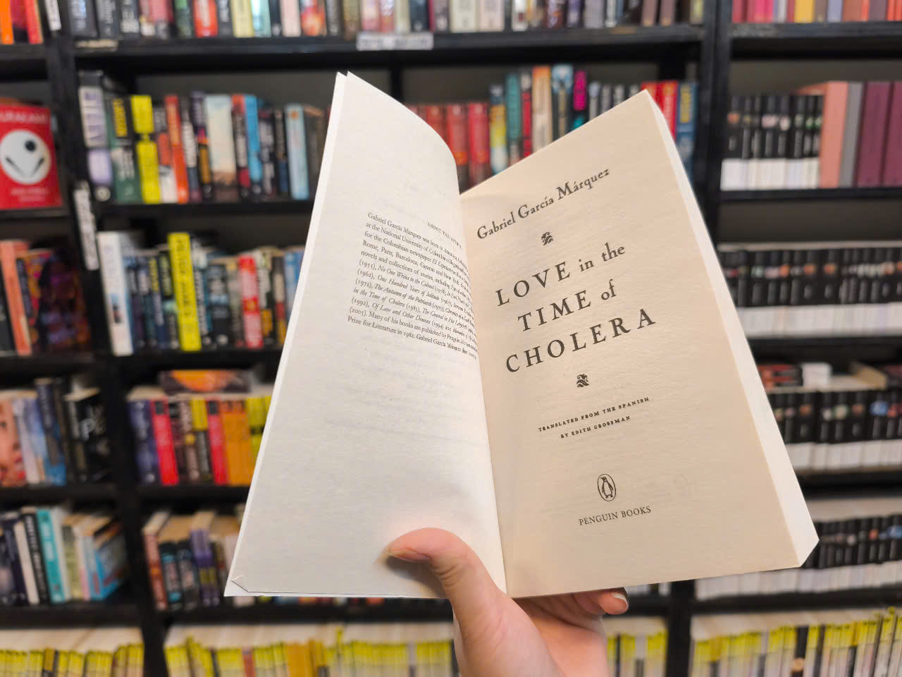 Sách - Love in the Time of Cholera by Gabriel García Márquez - Sách bìa mềm, Tiếng anh