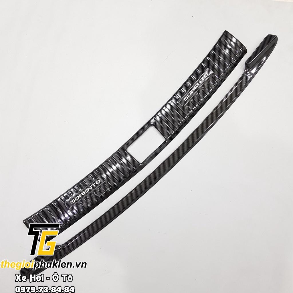 Bộ sản phẩm ỐP BẬC CỐP VÀ BẬC CỬA vân Carbon xe Kia Sorento 2021