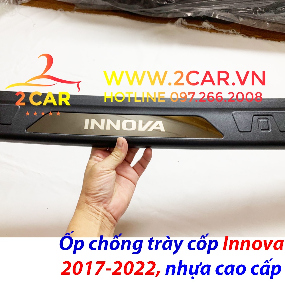 Ốp chống trầy cốp ngoài xe Toyota Innova 2017 - 2022, nhựa 3D cao cấp có phản quang