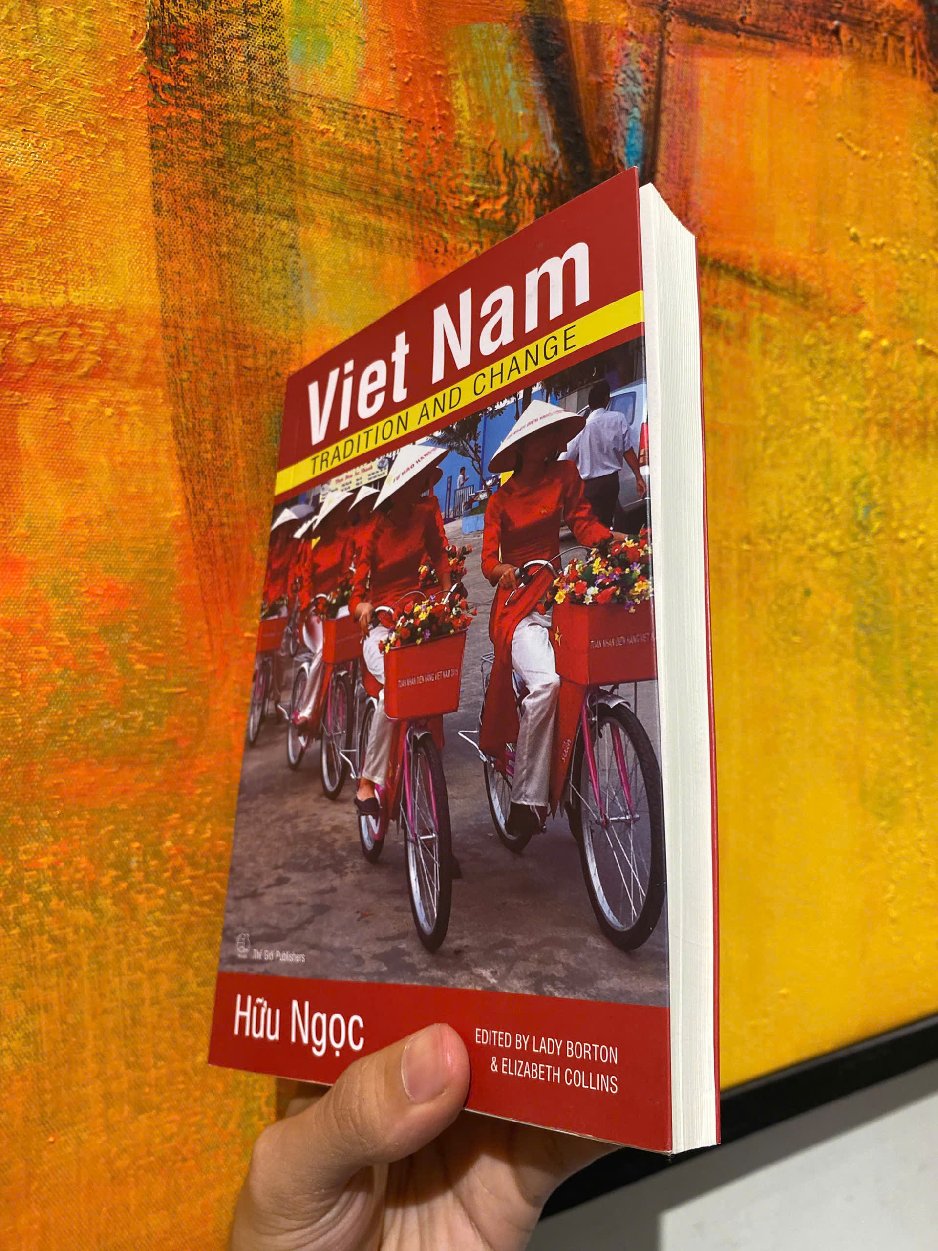 Sách - Vietnam Tradition And Change by Hữu Ngọc - Vietnamese Cultural \ Tradional Book