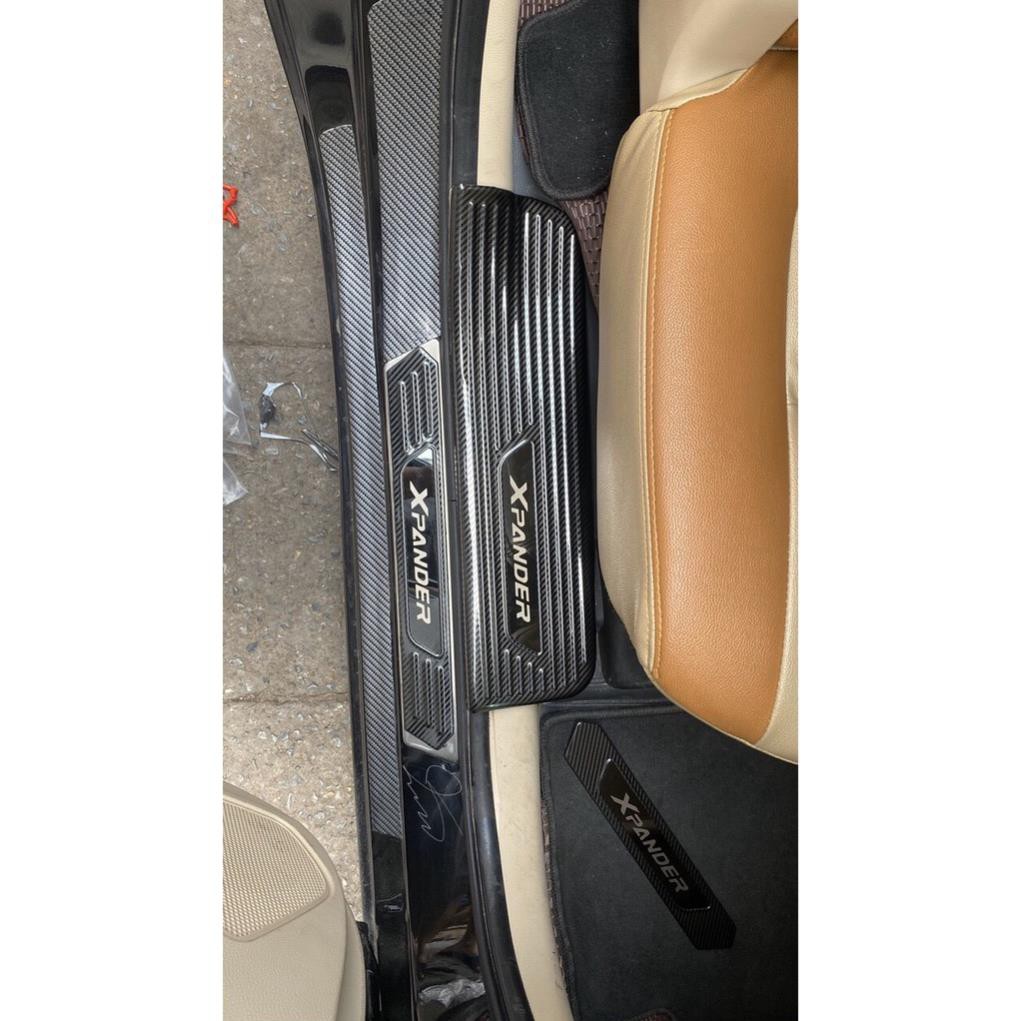 ỐP BẬC CỬA, NẸP BƯỚC CHÂN TRONG NGOÀI CARBON XE MITSUBISHI XPANDER VÂN CACBON 2018 - 2021 - 2022 hàng cao cấp