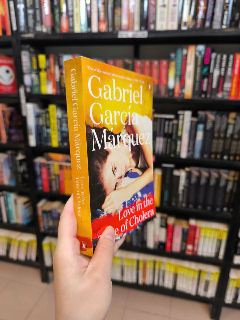 Sách - Love in the Time of Cholera by Gabriel García Márquez - Sách bìa mềm, Tiếng anh