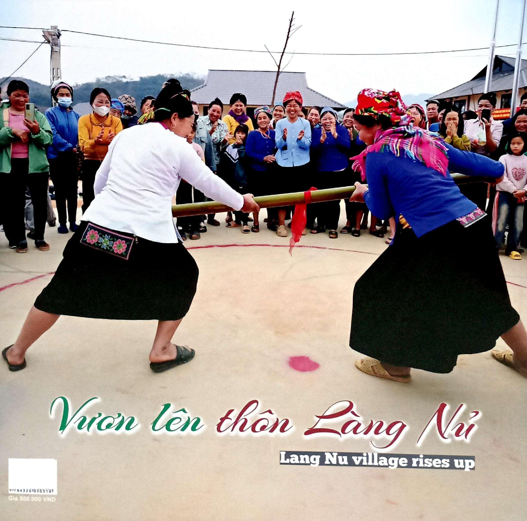 Sách - Vươn Lên Thôn Làng Nủ - Lang Nu Village Rises Up