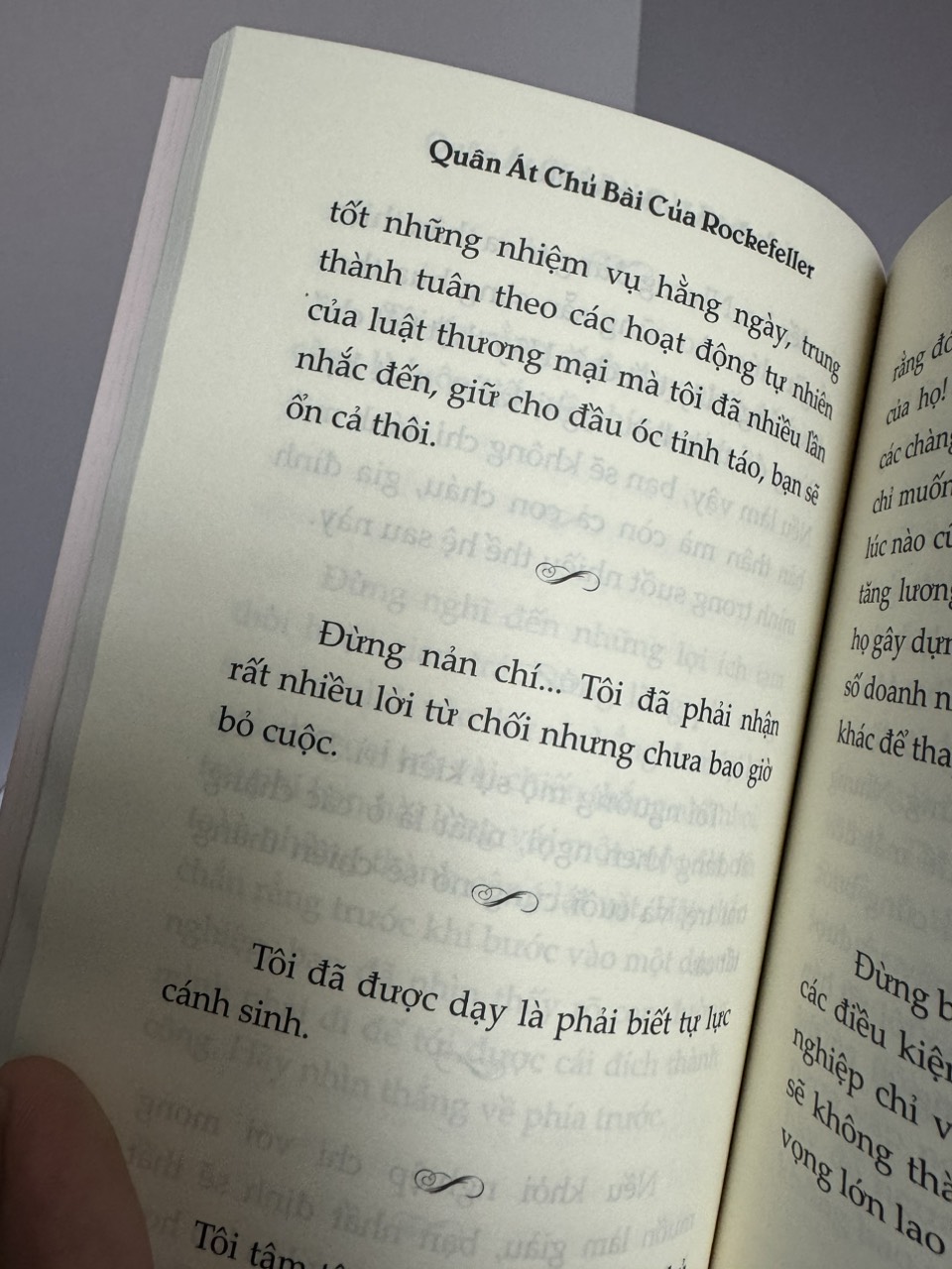 (Tặng kèm Bookmark) QUÂN ÁT CHỦ BÀI CỦA ROCKEFELLER: Những lời khuyên giúp bạn xây dựng sự thịnh vượng - John D. Rockefeller - Hoàng Ly dịch – Skybooks – NXB Thế giới