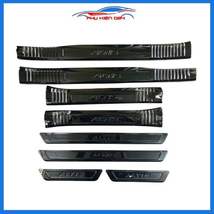 Bộ ốp bậc cửa trong ngoài nẹp bước chân Altis 2014-2015-2016-2017-2018-2019-2020-2021 vân Titan chống trầy trang trí xe