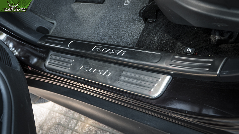 Bộ Ốp bậc cửa, Nẹp bước chân INOX dành cho xe Toyota Rush - Bên trong
