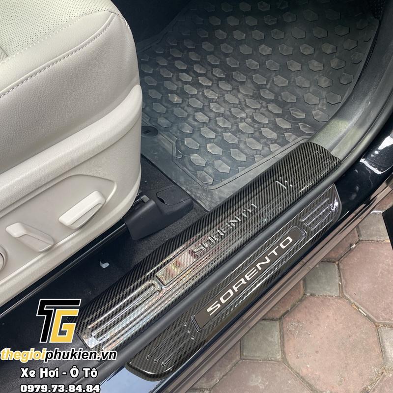 Bộ sản phẩm ỐP BẬC CỐP VÀ BẬC CỬA vân Carbon xe Kia Sorento 2021