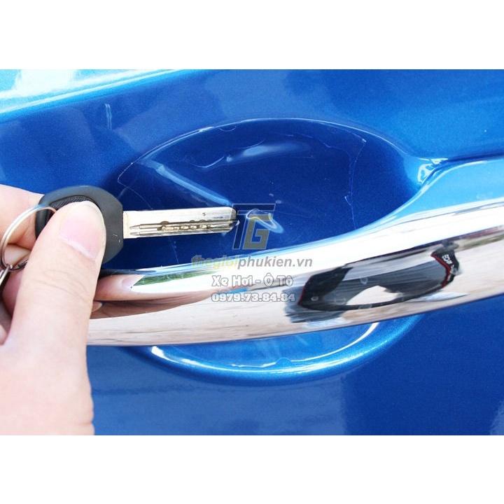 Bộ ốp tay nắm cửa xe Kia Seltos (bản thiếu) vân Carbon - Tặng miếng dán trong suốt chống xước hõm cửa
