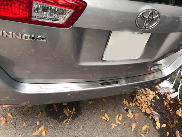 Bộ ốp chống trầy Cốp INOX dành cho xe Toyota Innova - Bên ngoài