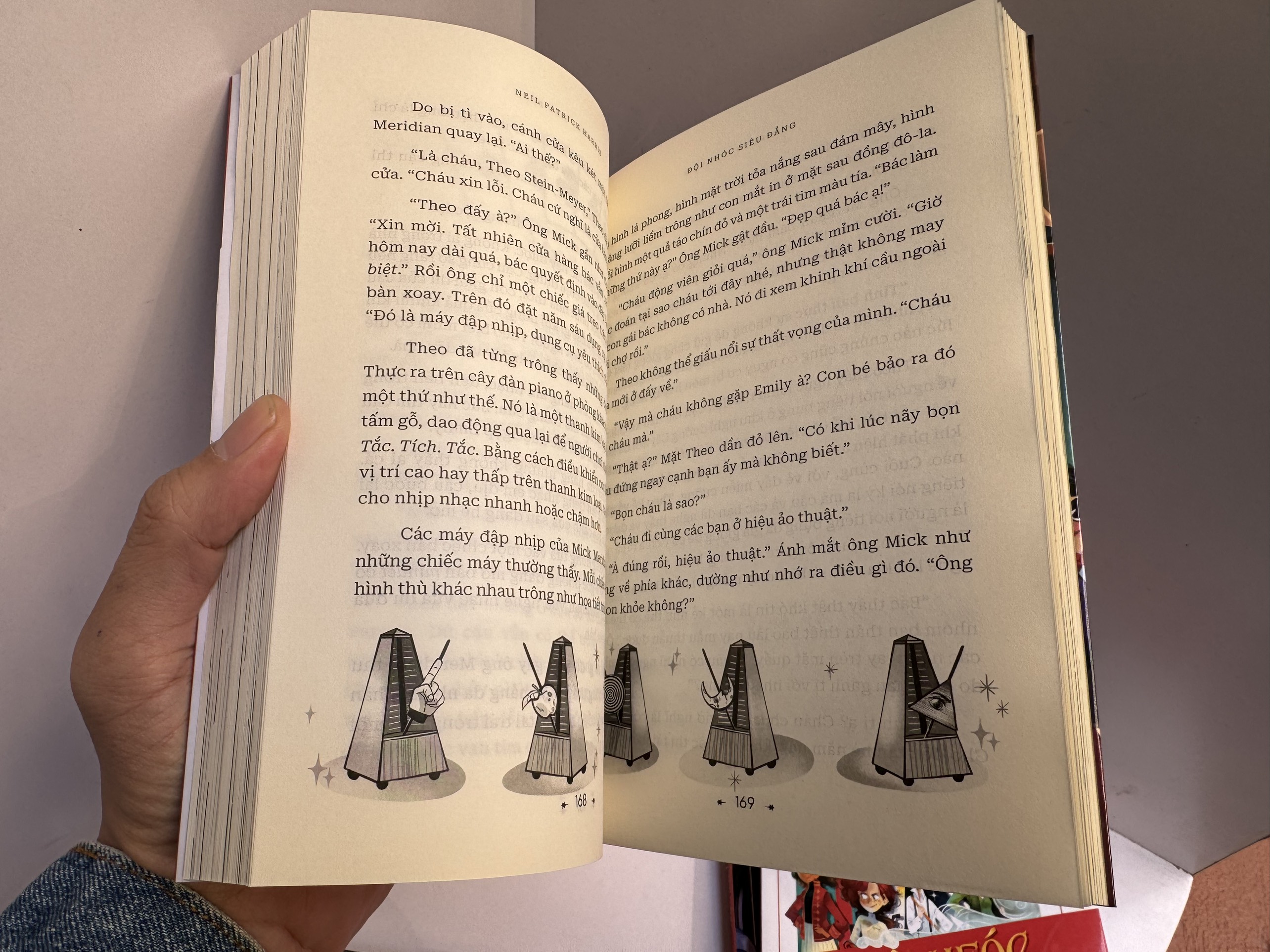 (Bestseller tác phẩm thiếu nhi tiêu biểu của New York Times) (Từ diễn viên How I Met Your Mother) ĐỘI NHÓC SIÊU ĐẲNG (The Magic Misfits) - Neil Patrick Harris