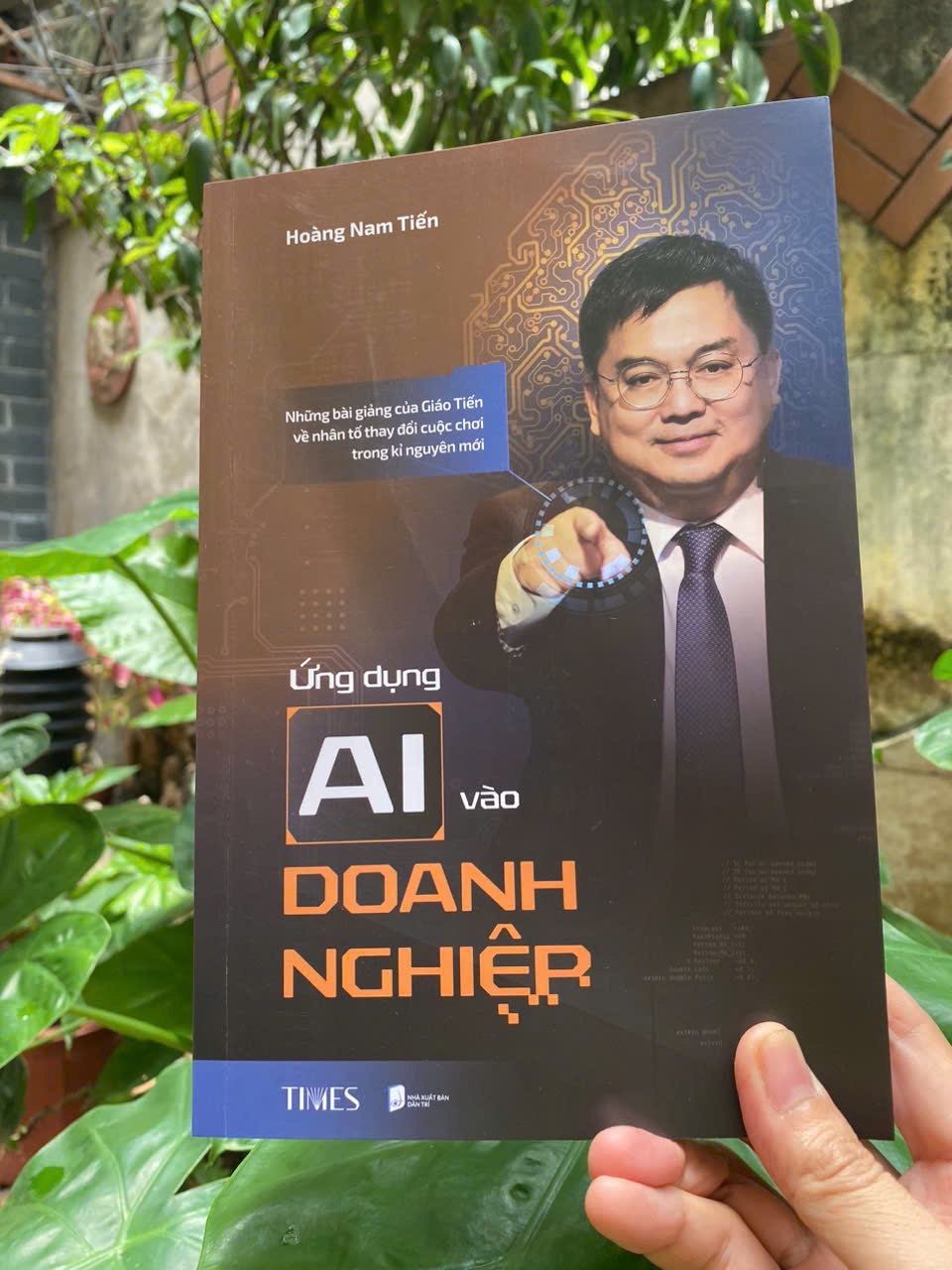 Ứng Dụng AI Vào Doanh Nghiệp – Hoàng Nam Tiến – NXB Dân Trí - TimesBooks