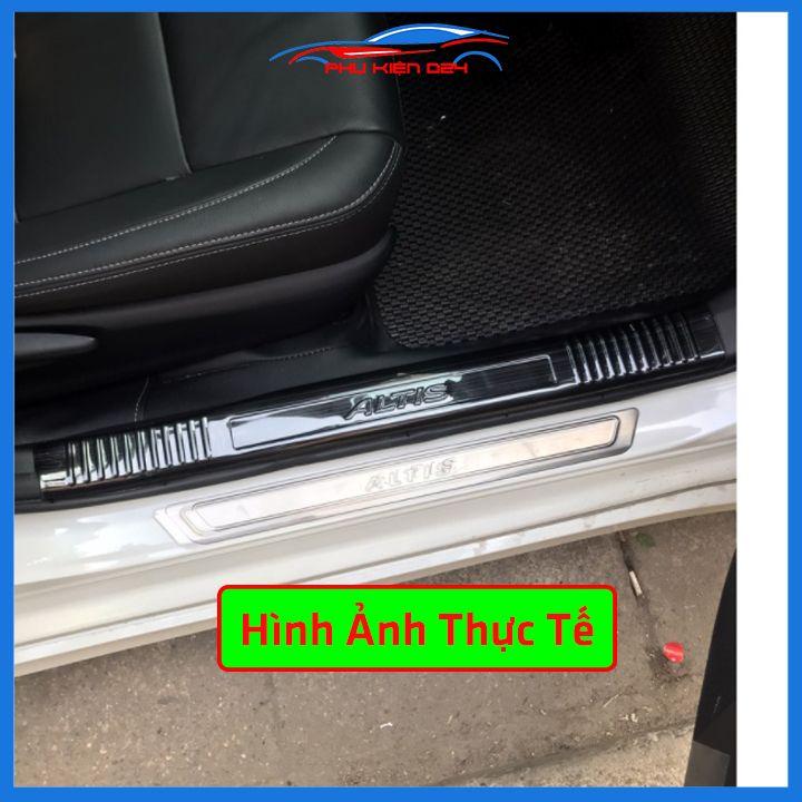 Bộ ốp bậc cửa trong ngoài nẹp bước chân Altis 2014-2015-2016-2017-2018-2019-2020-2021 vân Titan chống trầy trang trí xe