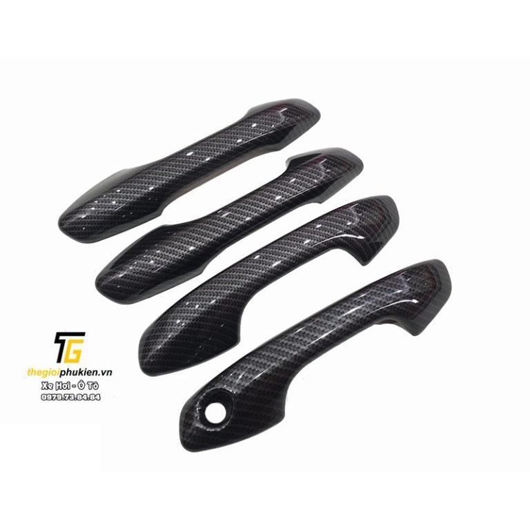 Bộ ốp tay nắm cửa xe Kia Seltos (bản thiếu) vân Carbon - Tặng miếng dán trong suốt chống xước hõm cửa