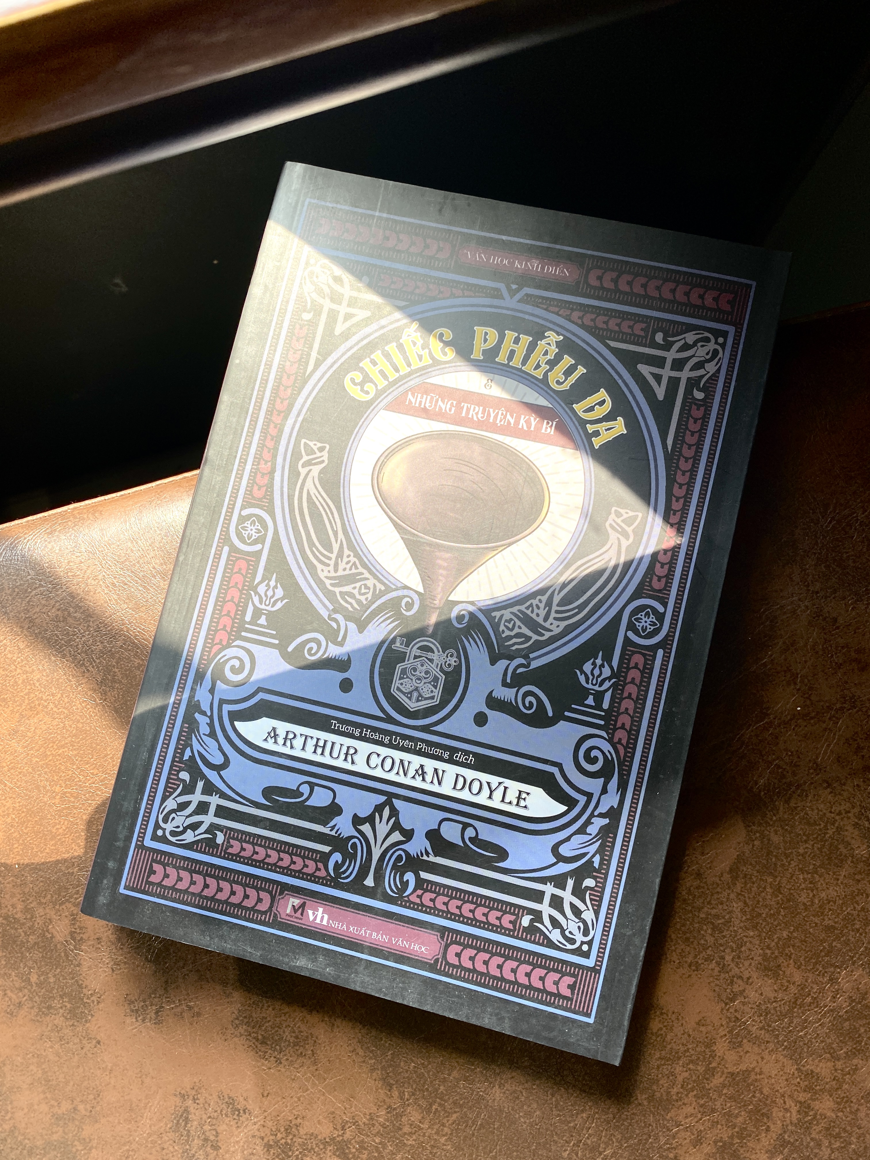 Sách Trinh Thám, Văn Học Kinh Điển - Chiếc Phễu Da Và Những Chuyện Kỳ Bí - Arthur Conan Doyle - Phuc Minh Books