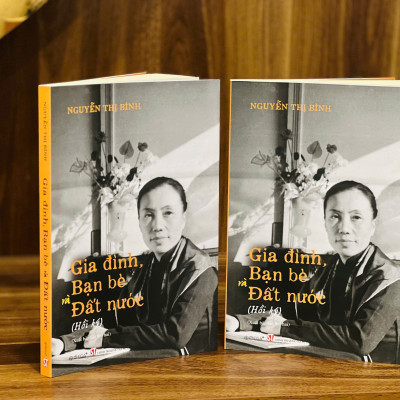 Combo Hồi Ký Nguyễn Thị Bình - Gia Đình, Bạn Bè Và Đất Nước (Bìa mềm) + Hồi Ký Phóng Viên Chiến Trường - Trên Những Nẻo Đường Chiến Tranh Và Hòa Bình