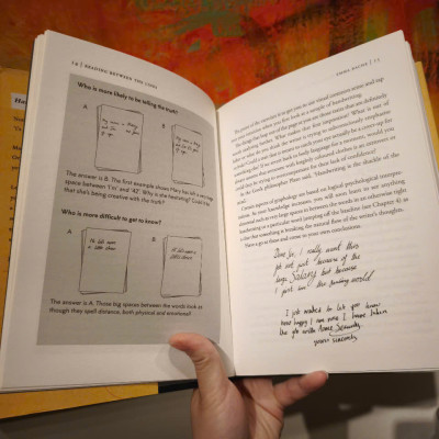 Sách - Reading Between the Lines: What your handwriting says about you by Emma Bache