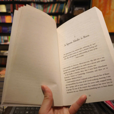 Sách - The Line: Where Medicine and Sport Collide by Richard Freeman - Cycling / Sport