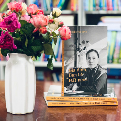 Combo Hồi Ký Nguyễn Thị Bình - Gia Đình, Bạn Bè Và Đất Nước (Bìa mềm) + Hồi Ký Phóng Viên Chiến Trường - Trên Những Nẻo Đường Chiến Tranh Và Hòa Bình
