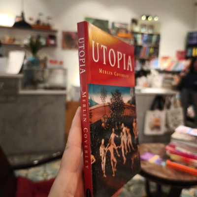 Sách - Utopia by Merlin Coverley - Pocket Essentials - Nonfiction in English