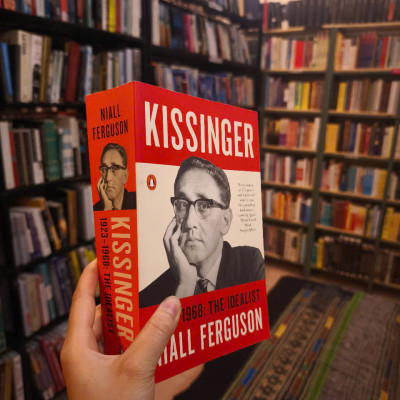 Sách - Kissinger: 1923-1968: The Idealist by Niall Ferguson - Biography /History /Nonfiction in English