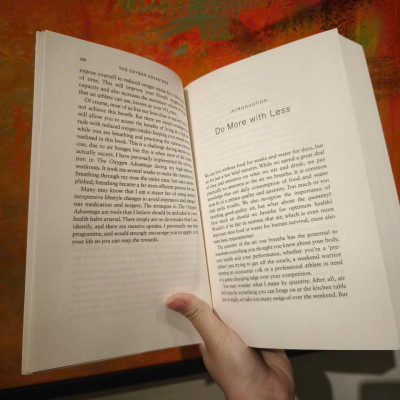 Sách - The Oxygen Advantage: The simple, scientifically proven breathing technique that will revolutionise your health and fitness by Patrick McKeown