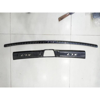 Nẹp chống trày cốp, ốp bậc cốp theo xe dành cho SUZUKI XL7 2020 mẫu titan, cacbon chất liệu không gỉ, bảo vệ cốp xe ô tô