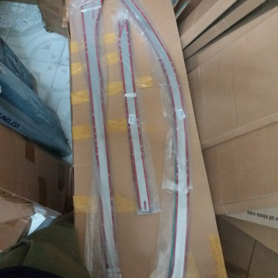 Nẹp viền cong kính dành cho xe Fortuner 2017-2018