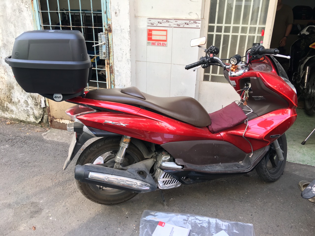 Thùng Givi E43NTL và baga SRV PCX, gối tựa lưng BE43N, bộ thùng xe PCX