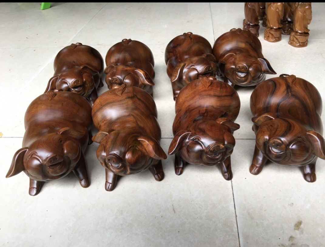 Cặp tượng điêu khắc con heo (lợn ) cầu tài lộc gỗ bách xanh thơm phức kt 20×12×10cm