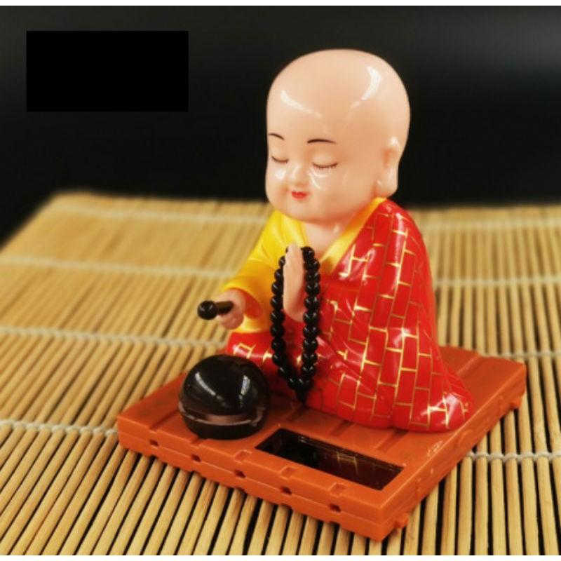 Tượng phật gõ mõ năng lượng mặt trời trang trí taplo xe hơi, phòng làm việc