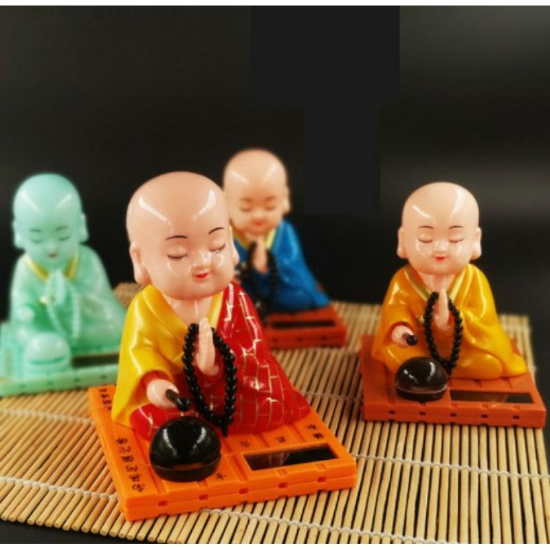 Tượng phật gõ mõ năng lượng mặt trời trang trí taplo xe hơi, phòng làm việc