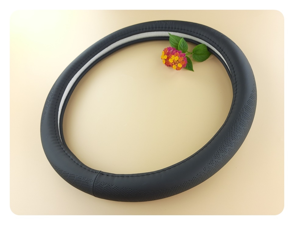 Bọc vô lăng cao cấp Macsim L202 màu đen chất liệu da thật - Khâu tay 100% size M