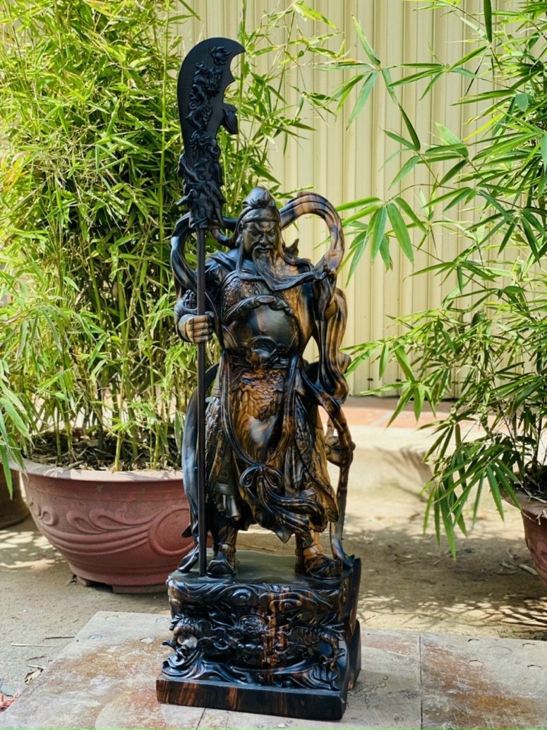 Tượng quan công cầm đao trấn ải,trang trí phong thủy bằng gỗ mun kt cao 60×24×14cm