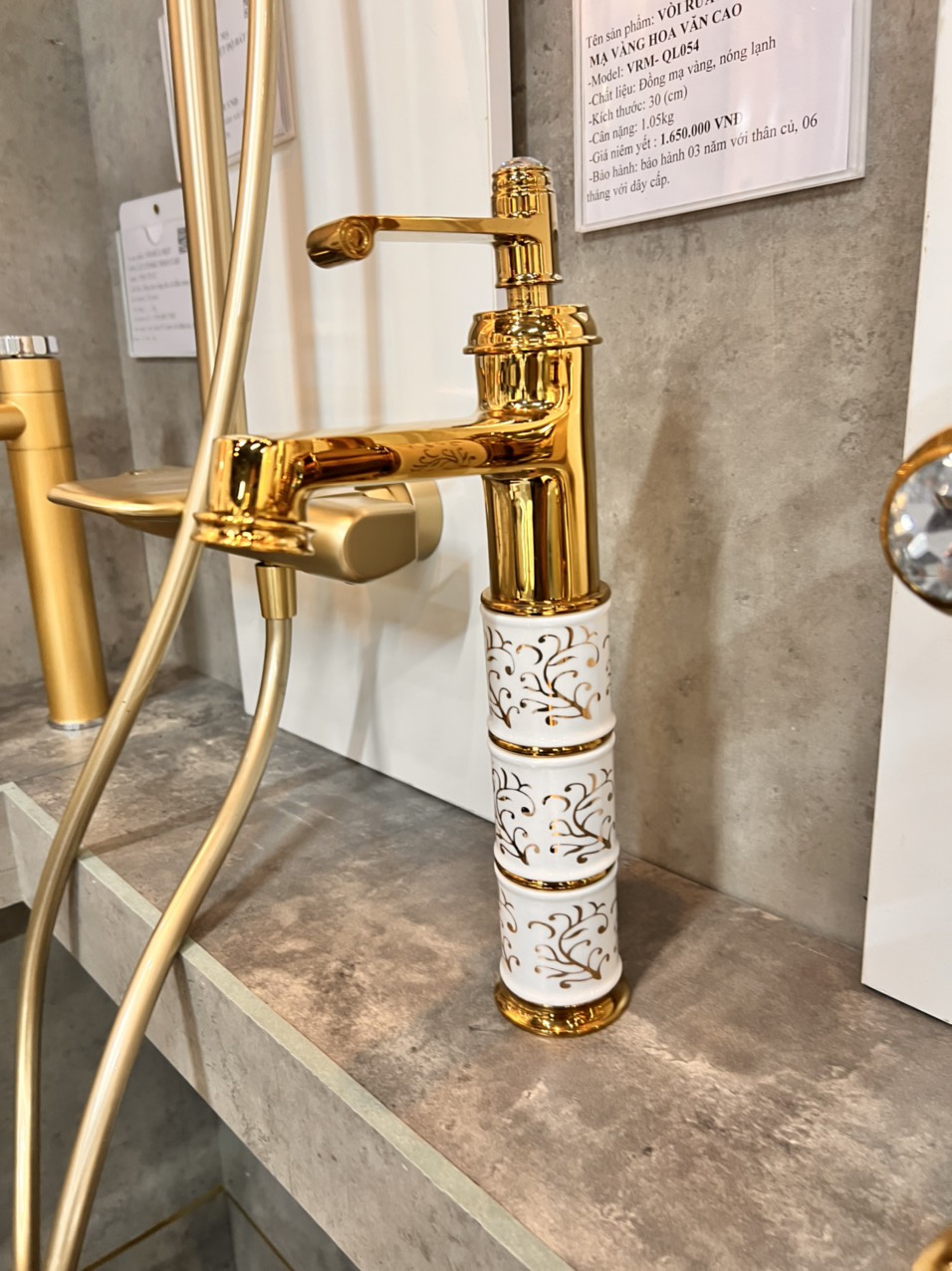 Vòi rửa mặt mạ vàng bọc sứ hoa văn thân cao GR 054C (đẹp sang trọng quý phái, hiện đại)