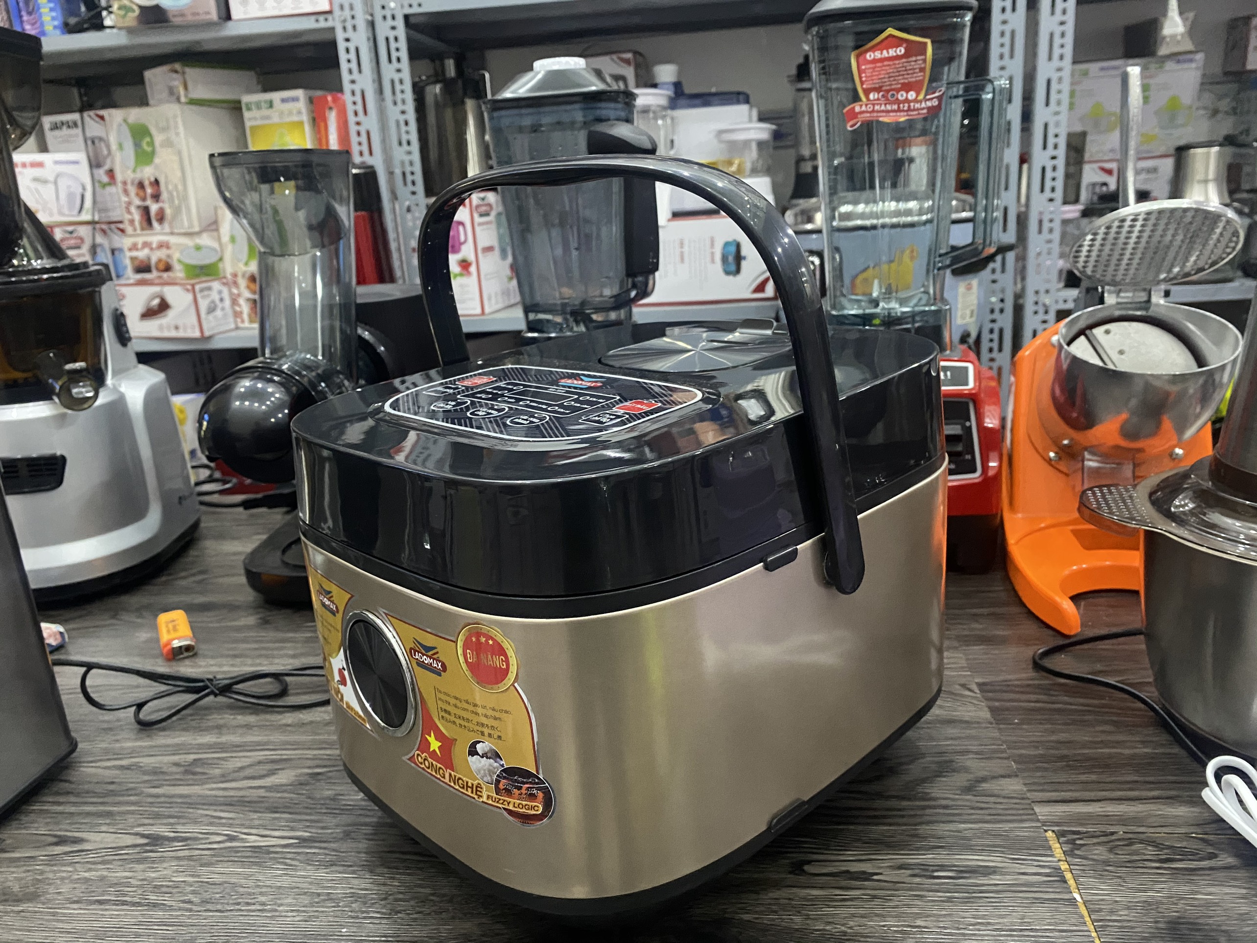Nồi cơm điện tử lòng niêu Ladomax 1.8L 1-8 người ăn , 700W-Hàng chính hãng