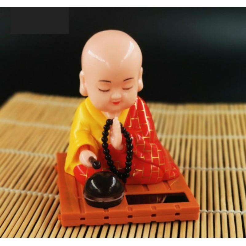 Tượng phật gõ mõ năng lượng mặt trời trang trí taplo xe hơi, phòng làm việc