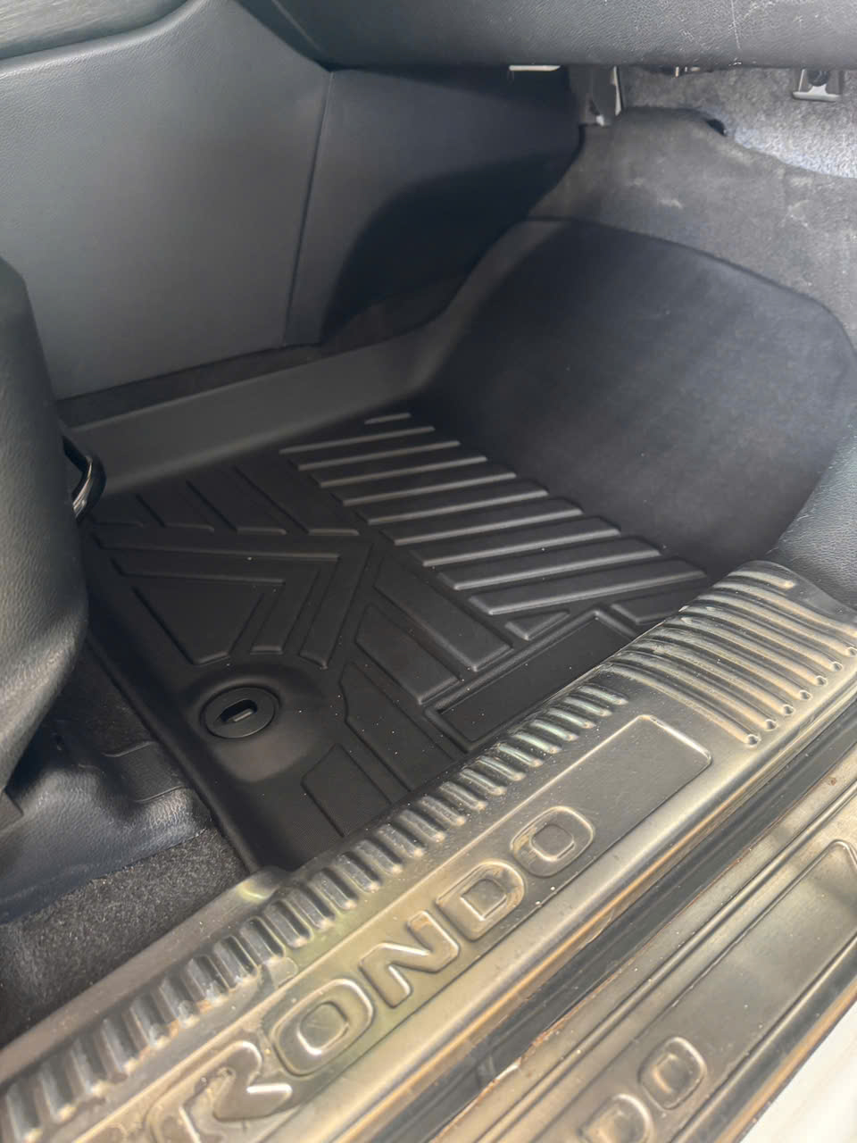 Thảm lót sàn 1 lớp sd3 Kia Rondo Nhãn hiệu Macsim - chất liệu TPE thương hiệu Macsim màu đen