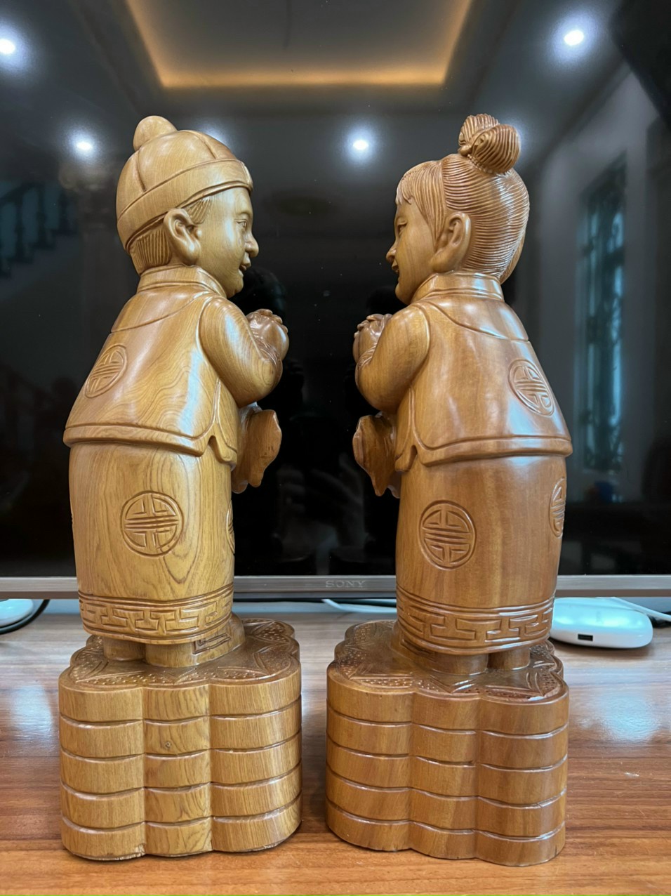 Cặp tượng tiểu đồng chúc phúc trang trí phòng khách bằng gỗ bách xanh thơm phức kt cao 40×14cm