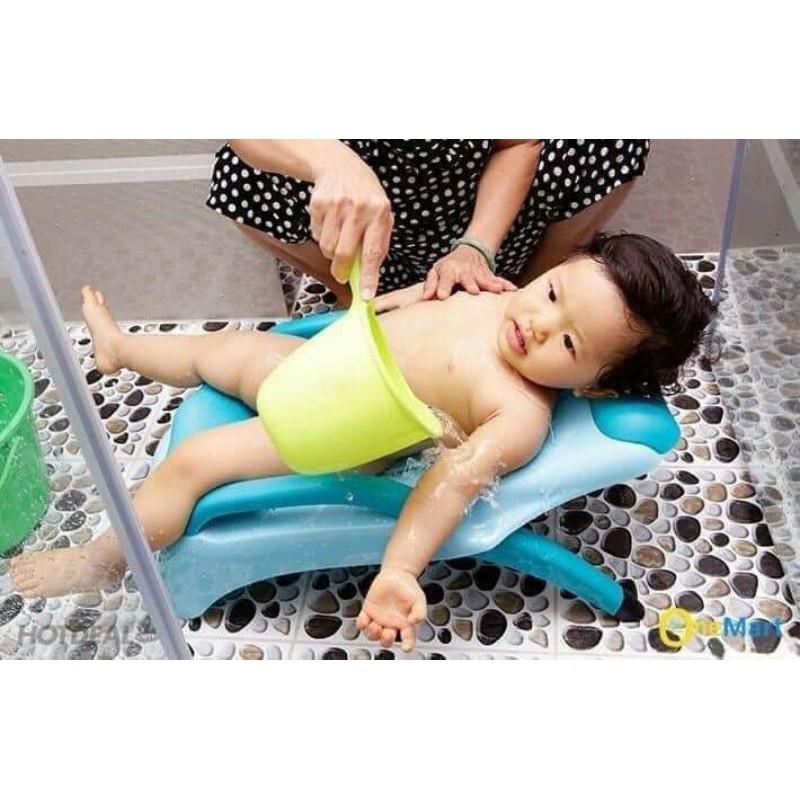 Ghế gội đầu cho bé có tay vịn - ghế gội đầu chắc chắn sử dụng gấp gọn dễ dàng tiện lợi cho mẹ và bé