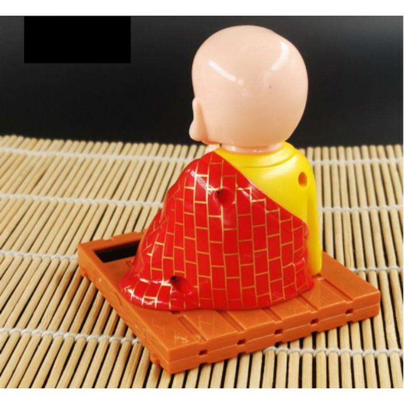 Tượng phật gõ mõ năng lượng mặt trời trang trí taplo xe hơi, phòng làm việc